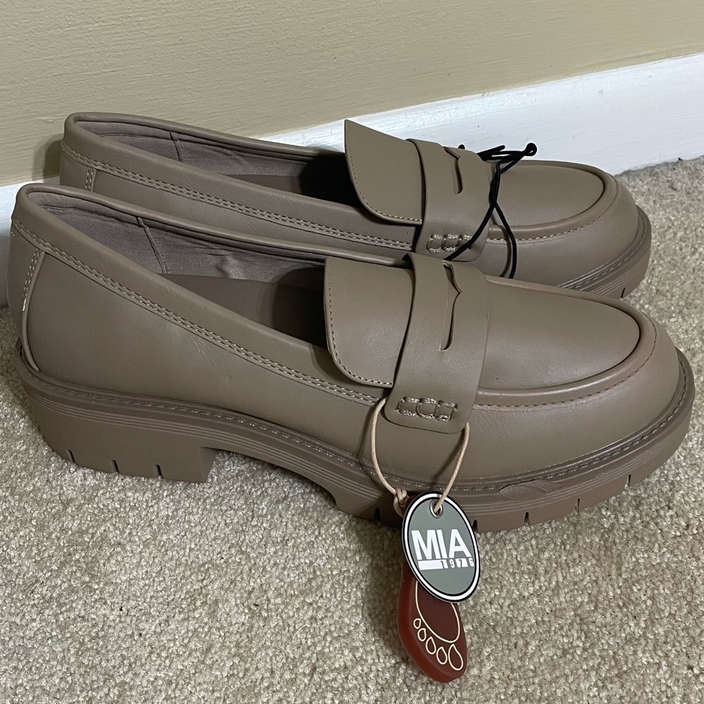 MIA Nirelle‎ Smooth chunky heel acadamia Y2K  Taupe Loafer size 9 - Picture 2 of 3